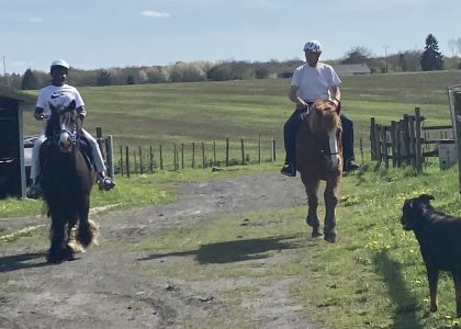cavalière en balade débutants sur le parcours extérieur sécurisé